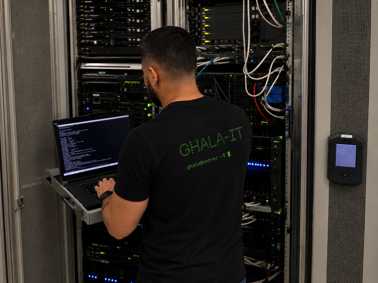 Ali Ghalanawi bei der Arbeit im Serverraum